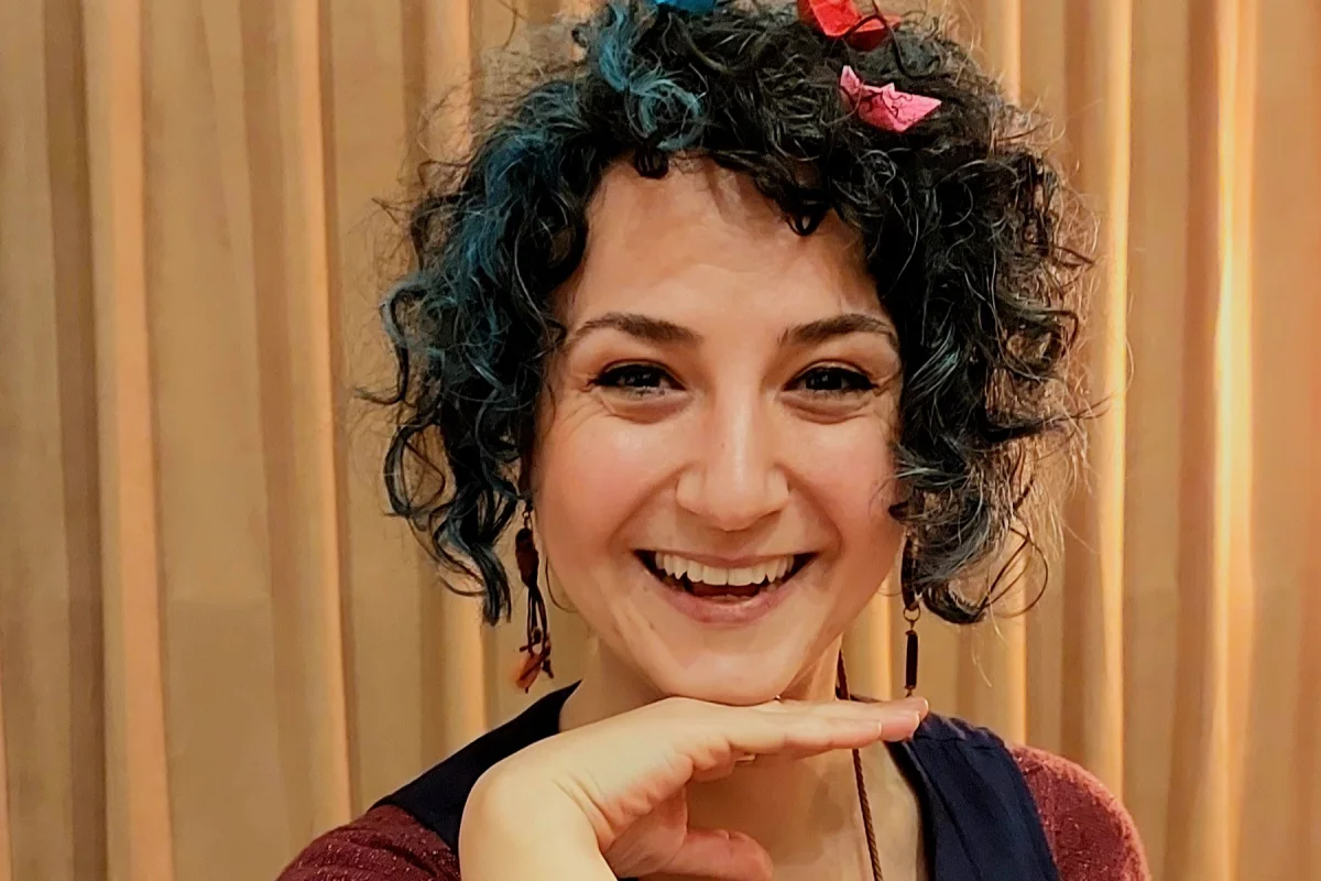 Derya Çelik, elinde bendir tutarken