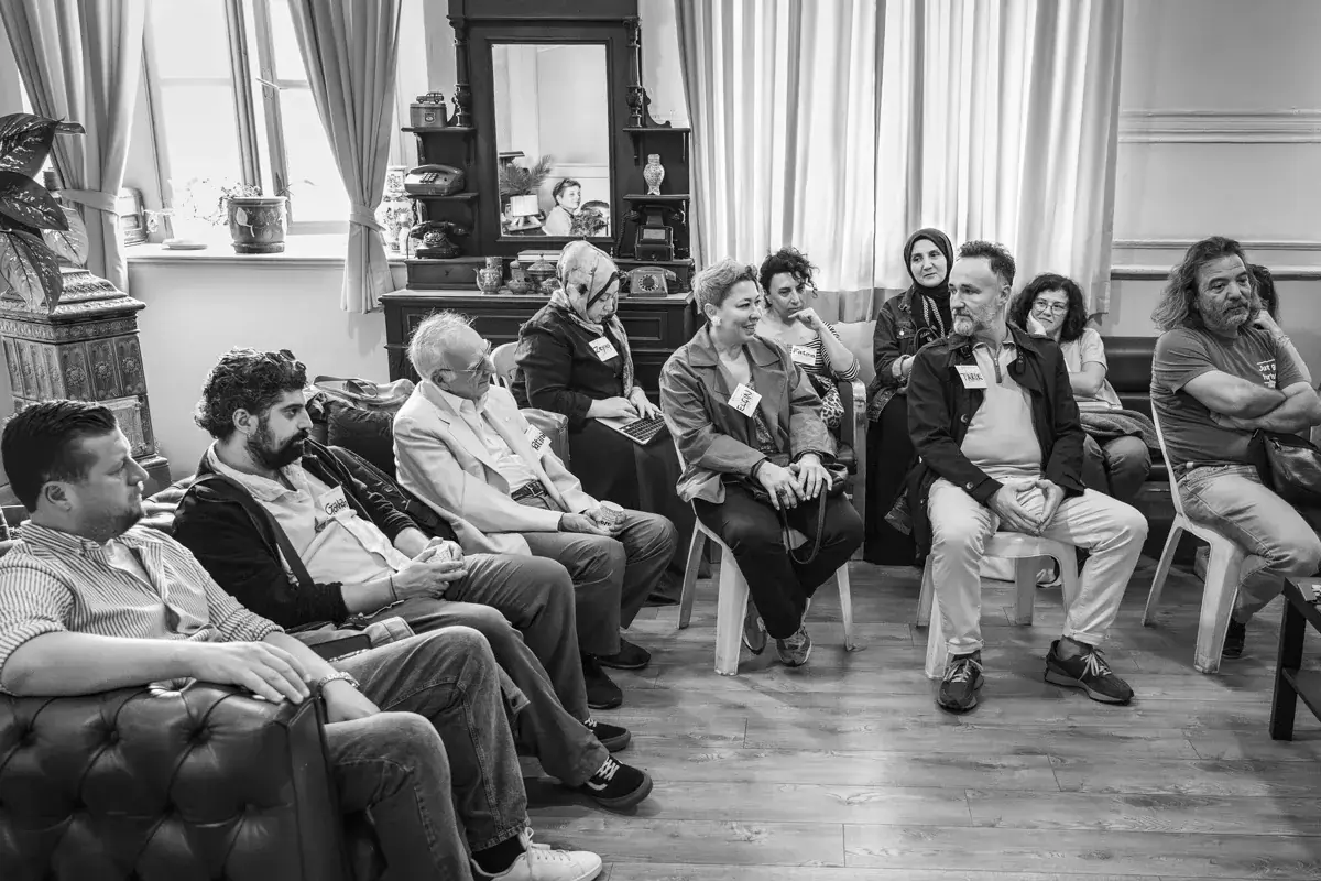 Suriçi Topluluğu buluşmasında çember hâlinde oturan katılımcılar