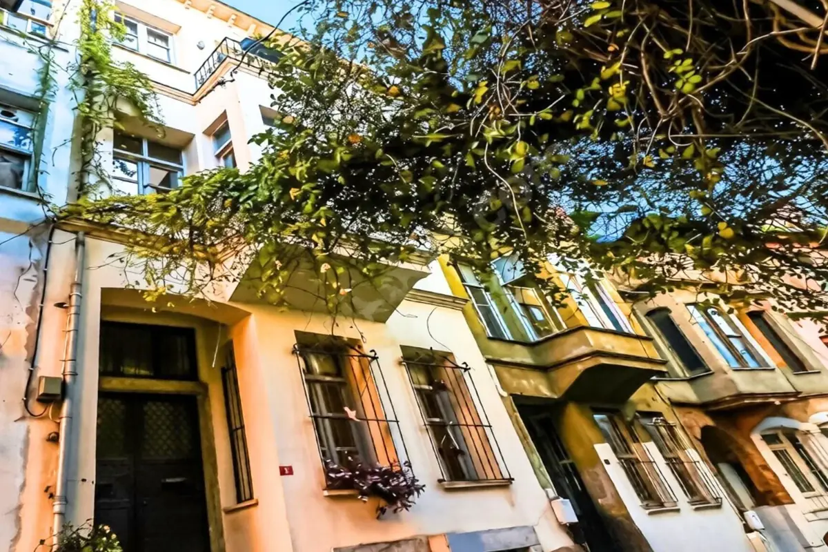 Yaldızcı Sokak'taki 1891 yapımı binanın cephesi