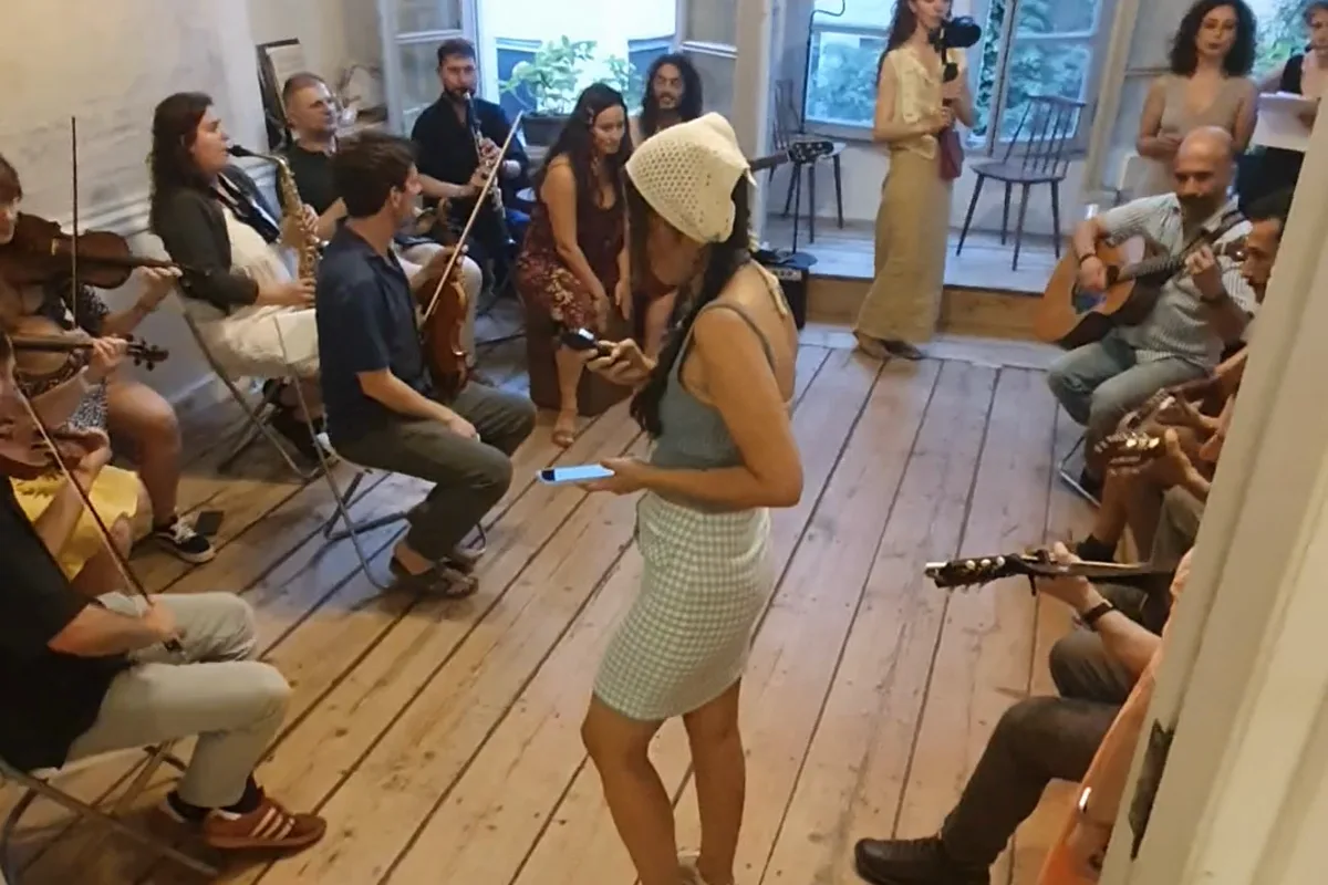 Salonda prova yapan müzisyenler ve dinleyenler