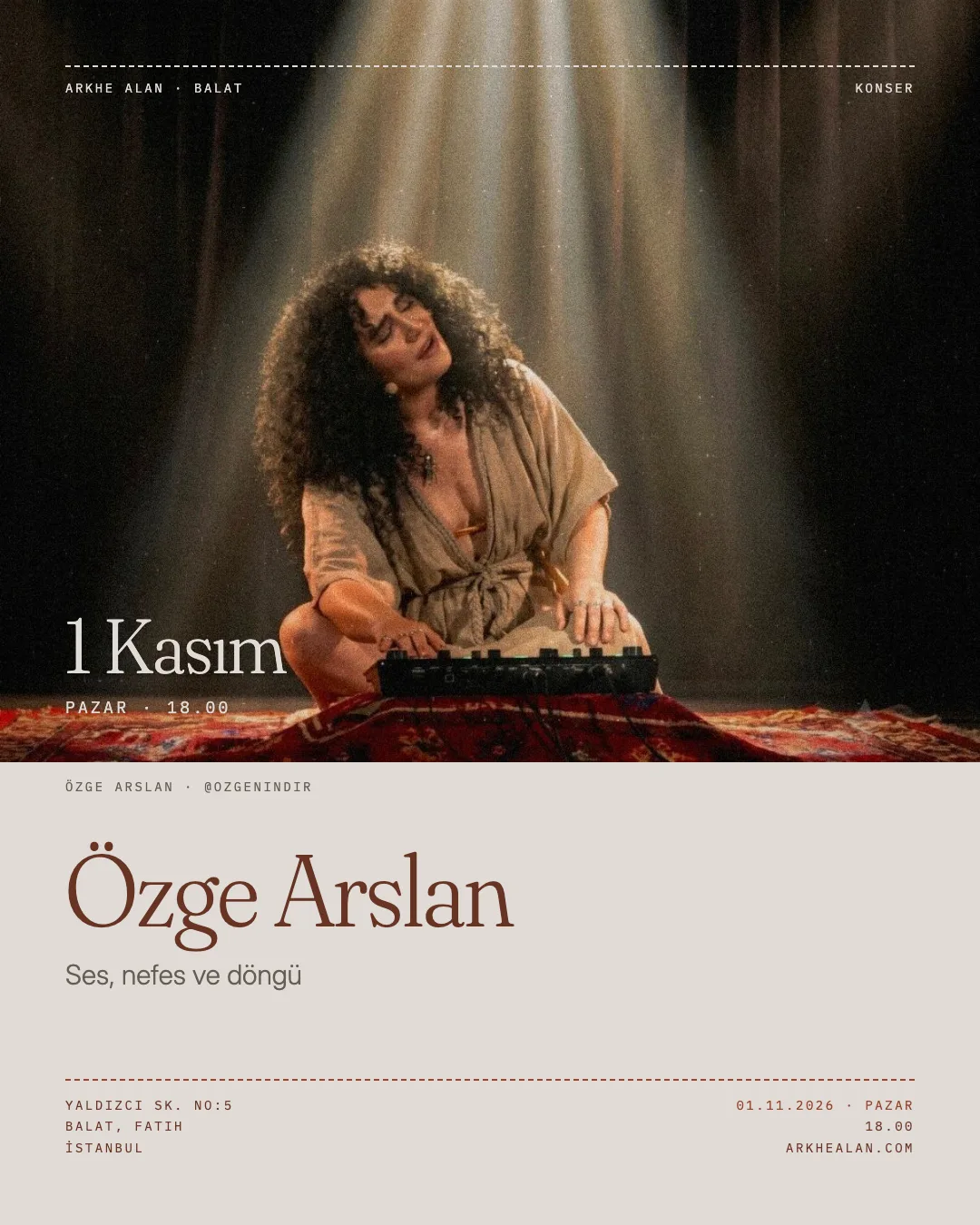 Özge Arslan konser afişi: ışık huzmesi altında halı üzerinde loop cihazıyla şarkı söyleyen sanatçı, 1 Kasım Pazar 18.00