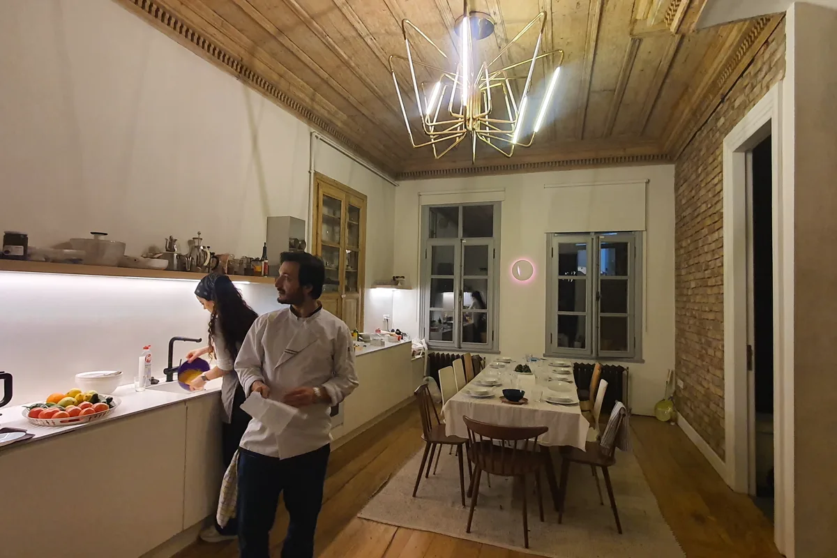 Sahur gecesi mutfakta hazırlık, arkada kurulmuş sofra