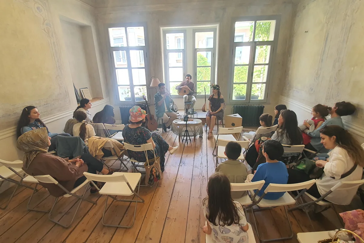 Çocuk konserini izleyen çocuklar ve aileler