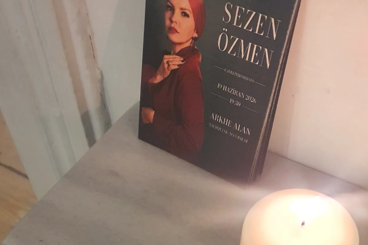 Konser afişi ve yanan bir mum