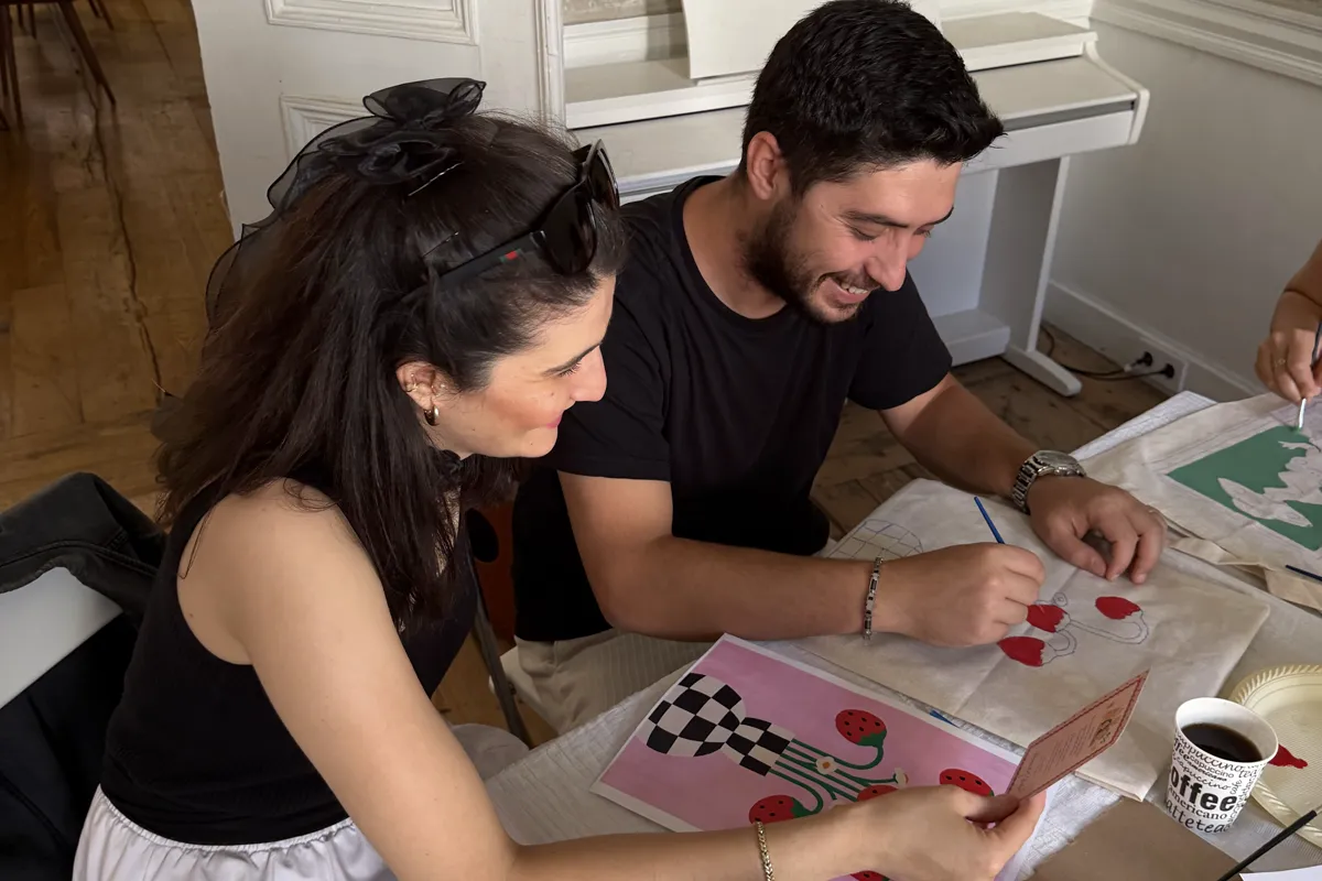 Kalem işi duvarın önünde çalışan katılımcılar