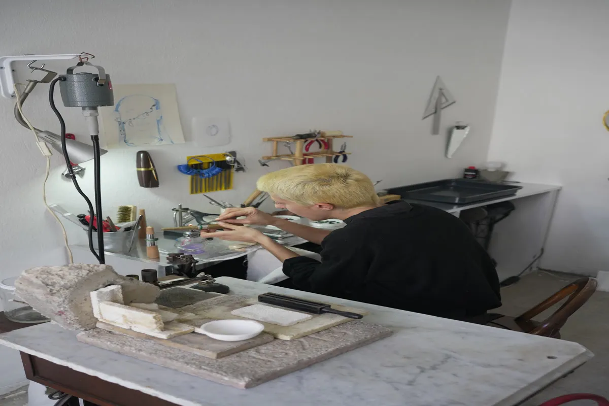 Derin atölyede, tezgâhta takı işlerken